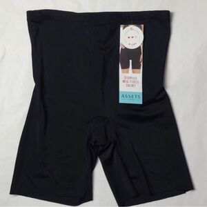 Assets by Spanx Shaping Mid-Thigh Short black women's size L

Bin 3 #35